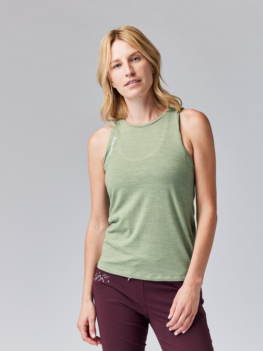 Martini Sportswear - SUNRISE Sleeveless Shirt W - Tops in mosstone - vista frontale modello - Donna