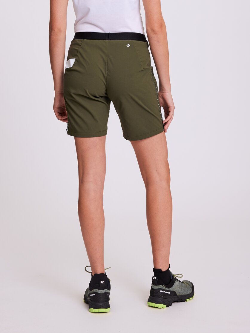 Martini Sportswear - AURA - Shorts in black-white - vista laterale modello - Donna