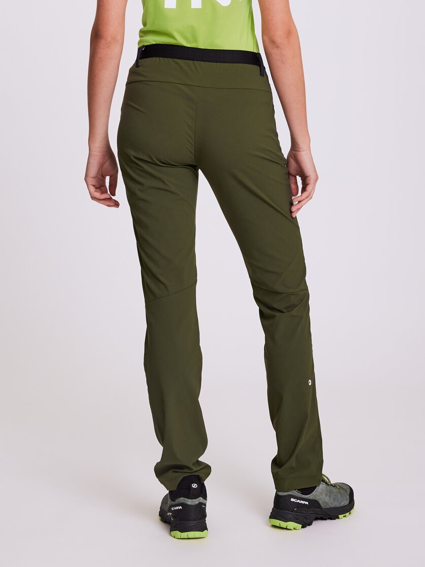 Martini Sportswear - FINALE "K" - Pantaloni lunghi a taglio corto in black - vista laterale modello - Donna