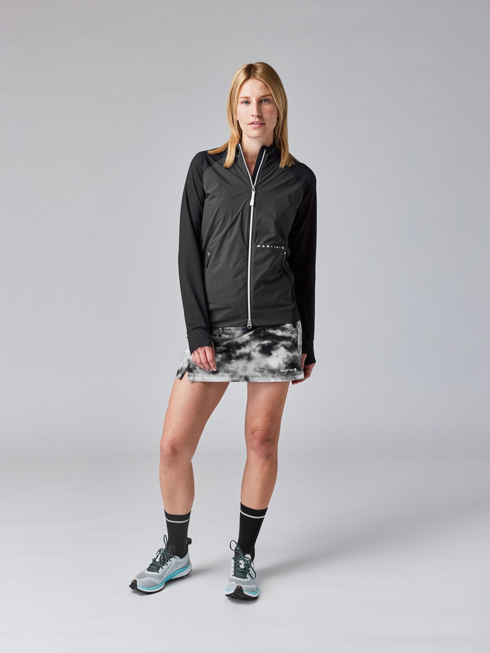 Martini Sportswear - FIRSTLIGHT Sleeveless Shirt Straight W - Tops in greenery - Vollständiges Outfit - Damen