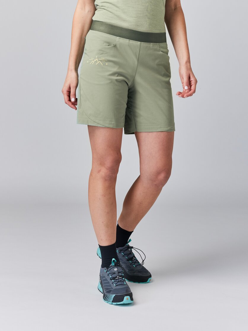 Martini Sportswear - ALPMATE Shorts Dynamic W - Shorts in tendril - vista frontale modello - Donna