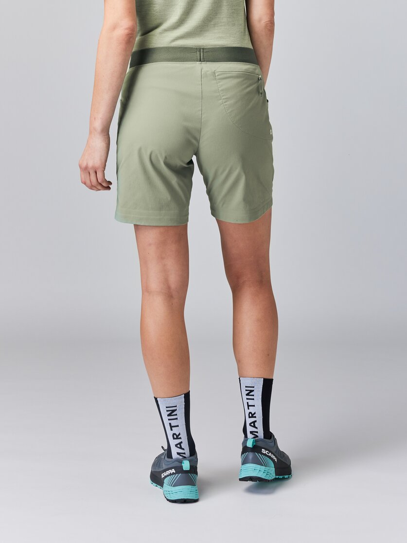Martini Sportswear - ALPMATE Shorts Dynamic W - Shorts in tendril - vista laterale modello - Donna