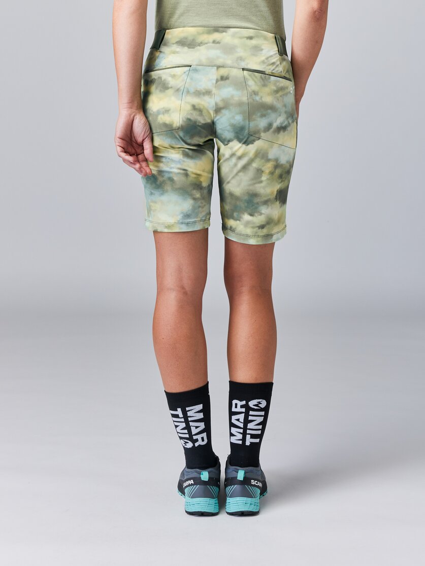 Martini Sportswear - SUNRISE Shorts W - Shorts in mosstone-greenery - vista laterale modello - Donna