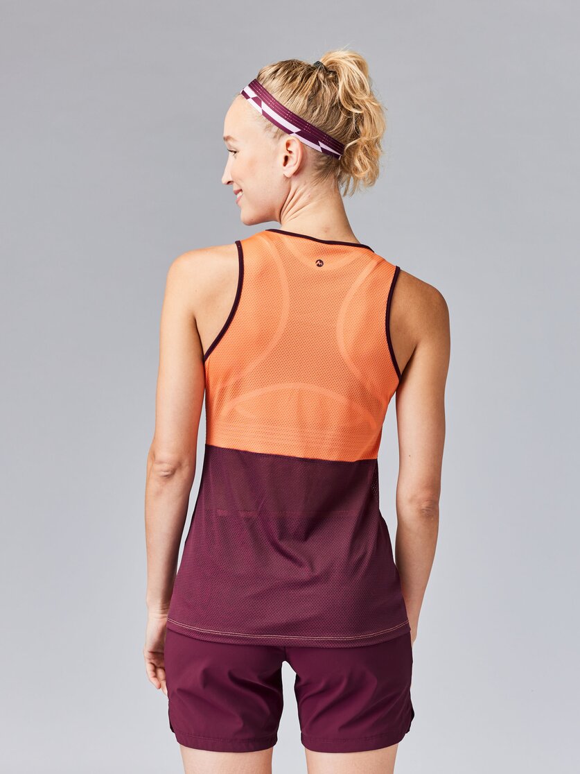 Martini Sportswear - PACEMAKER Sleeveless Shirt W - Tops in poseidon-moon - vista laterale modello - Donna