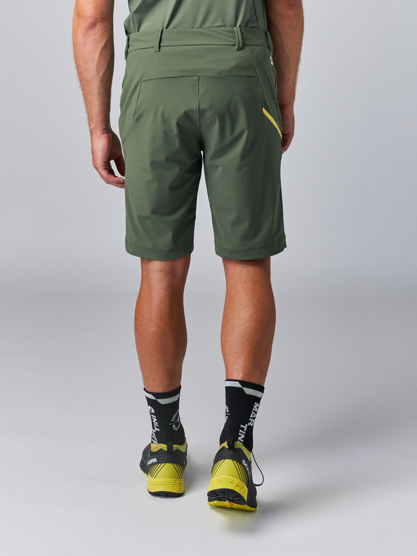 Martini Sportswear - HIGHVENTURE Shorts Dynamic M - Shorts in mosstone-greenery - rear view model - Men
