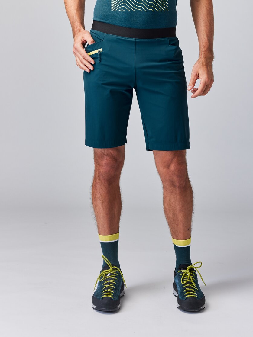Martini Sportswear - ALPMATE Shorts Straight M - Kurze Hosen in mosstone-black - Vorderansicht Model - Herren