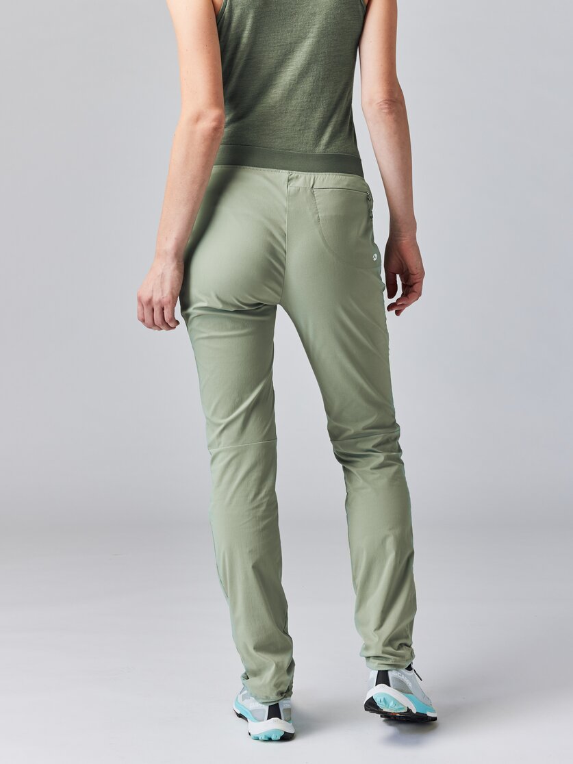 Martini Sportswear - ALPMATE Pants W "L" - Lange Hosen in Langgrößen in tendril - Rückansicht Model - Damen