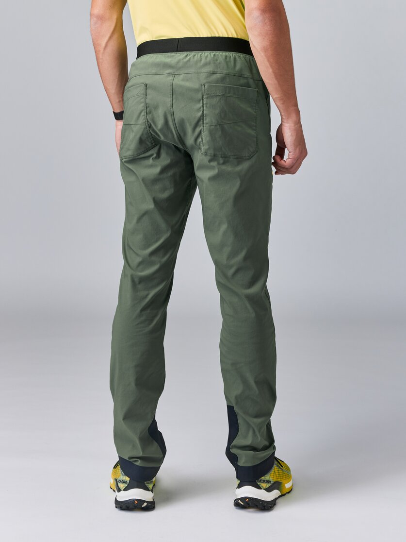 Martini Sportswear - HIGHVENTURE Pants M "L" - Pantaloni lunghi a taglio lungo in mosstone-greenery - vista laterale modello - Uomo