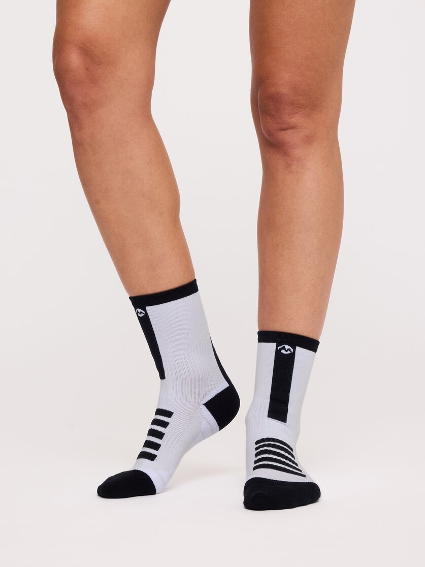 Martini Sportswear - Hillclimb Socks Mid Uni - Calzini in white-black - vista frontale modello - Unisex