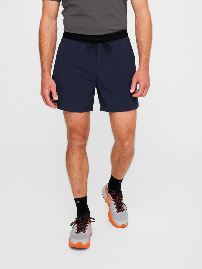 Martini Sportswear - Hillclimb Blaze Shorts M - Shorts in true navy - vista frontale modello - Uomo