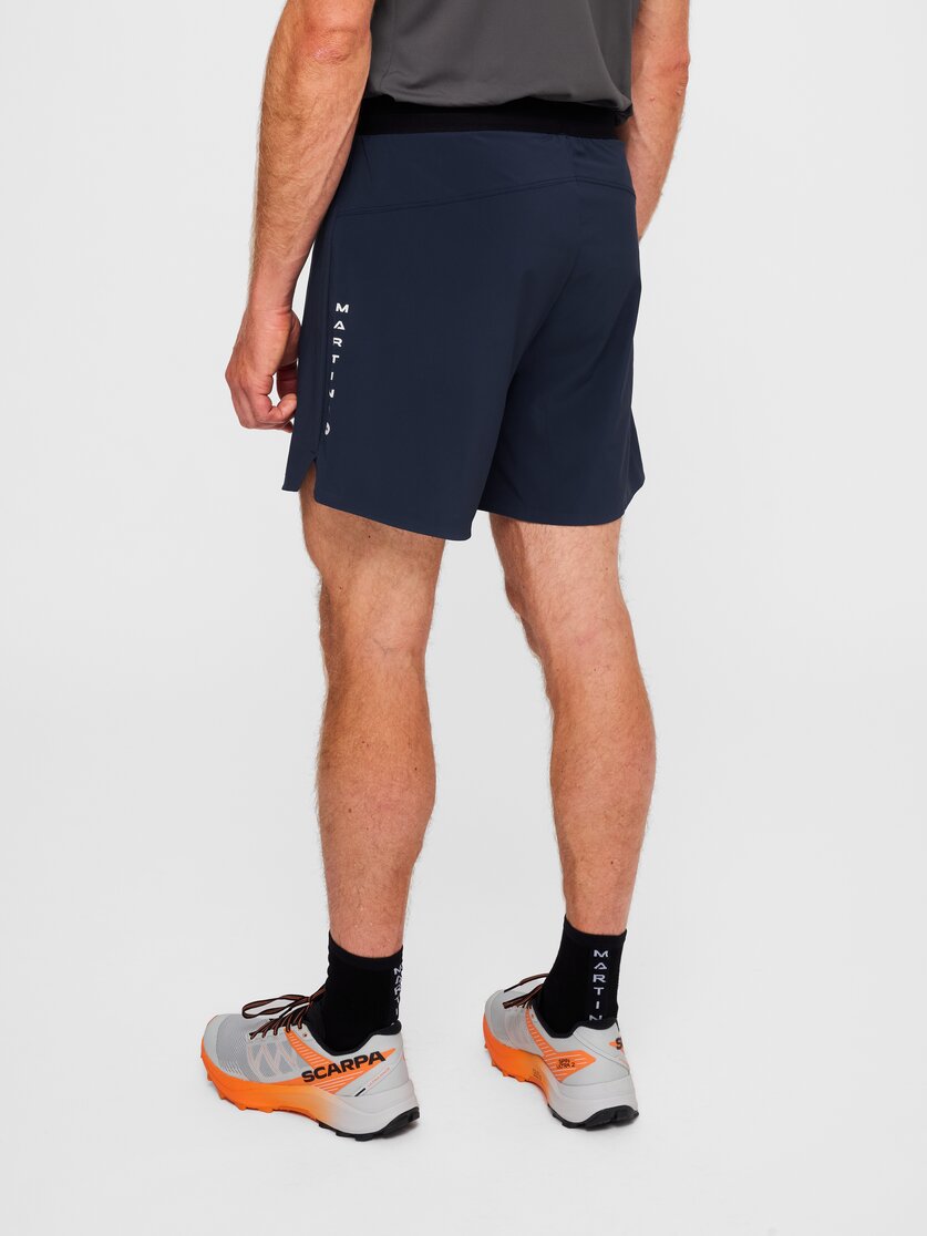 Martini Sportswear - Hillclimb Blaze Shorts M - Shorts in true navy - vista laterale modello - Uomo