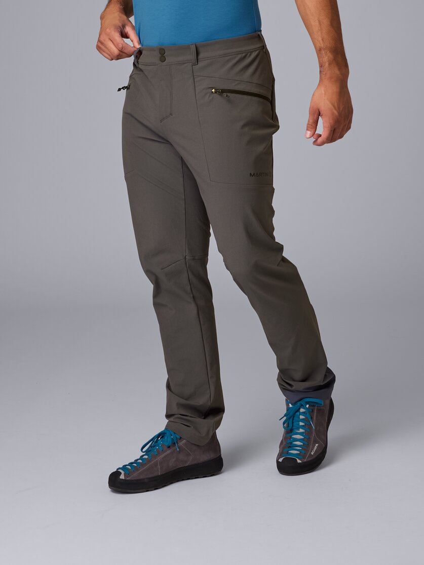 Martini Sportswear - Alpmate Pants M - Pantaloni lunghi in black - vista frontale modello - Uomo