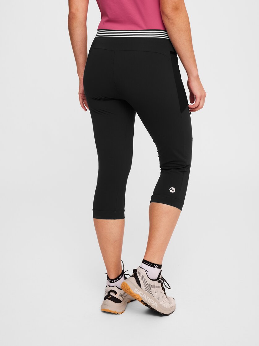 Martini Sportswear - Hillclimb Capri Pants W - Pantaloni capri in black - vista laterale modello - Donna