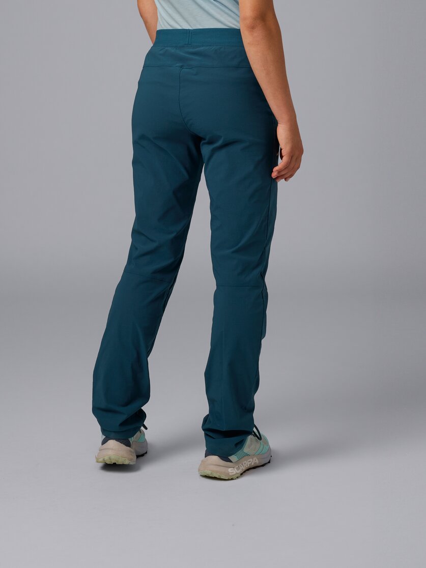 Martini Sportswear - Hillclimb Pants W - Lange Hosen in black - Rückansicht Model - Damen