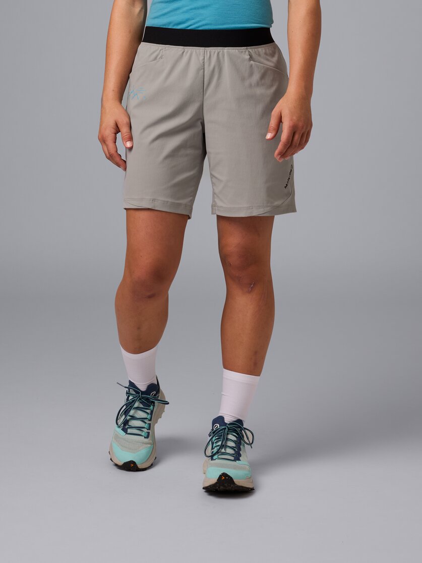 Martini Sportswear - Alpmate Shorts W - Kurze Hosen in black-white - Vorderansicht Model - Damen