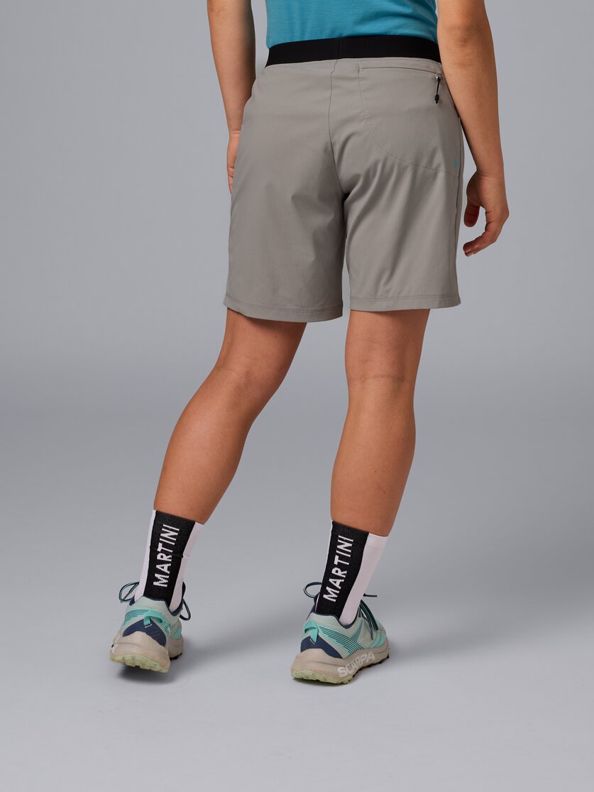 Martini Sportswear - Alpmate Shorts W - Kurze Hosen in black-white - Rückansicht Model - Damen