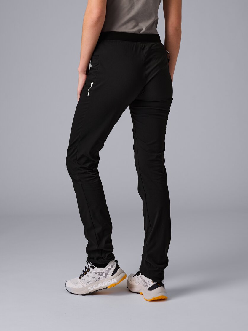 Martini Sportswear - Alpmate Pants W - Lange Hosen in black-white - Rückansicht Model - Damen