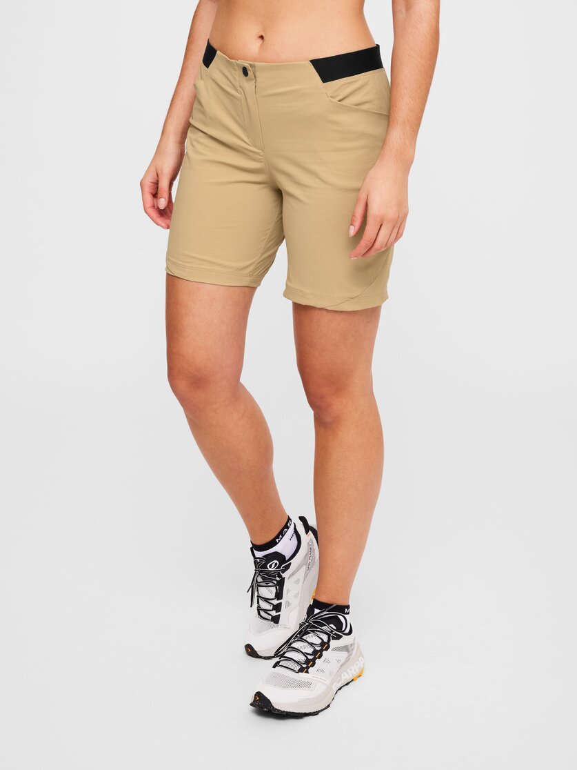 Martini Sportswear - Alpmate Summit Shorts W - Kurze Hosen in black-white - Vorderansicht Model - Damen
