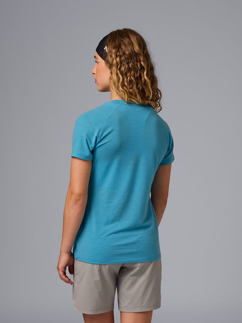 Martini Sportswear - Sunrise Shirt W - T-Shirts in black - vista laterale modello - Donna