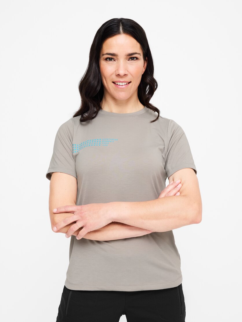 Martini Sportswear - Hillclimb Shirt W - T-Shirts in black-white - vista frontale modello - Donna