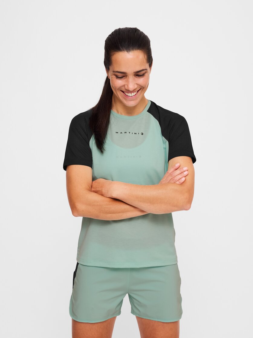 Martini Sportswear - Hillclimb Flex Shirt W - T-Shirts in white-black - vista frontale modello - Donna